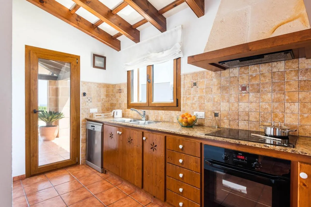 Lasaienea 4 Bedroom Villa, Cala Morell Villa